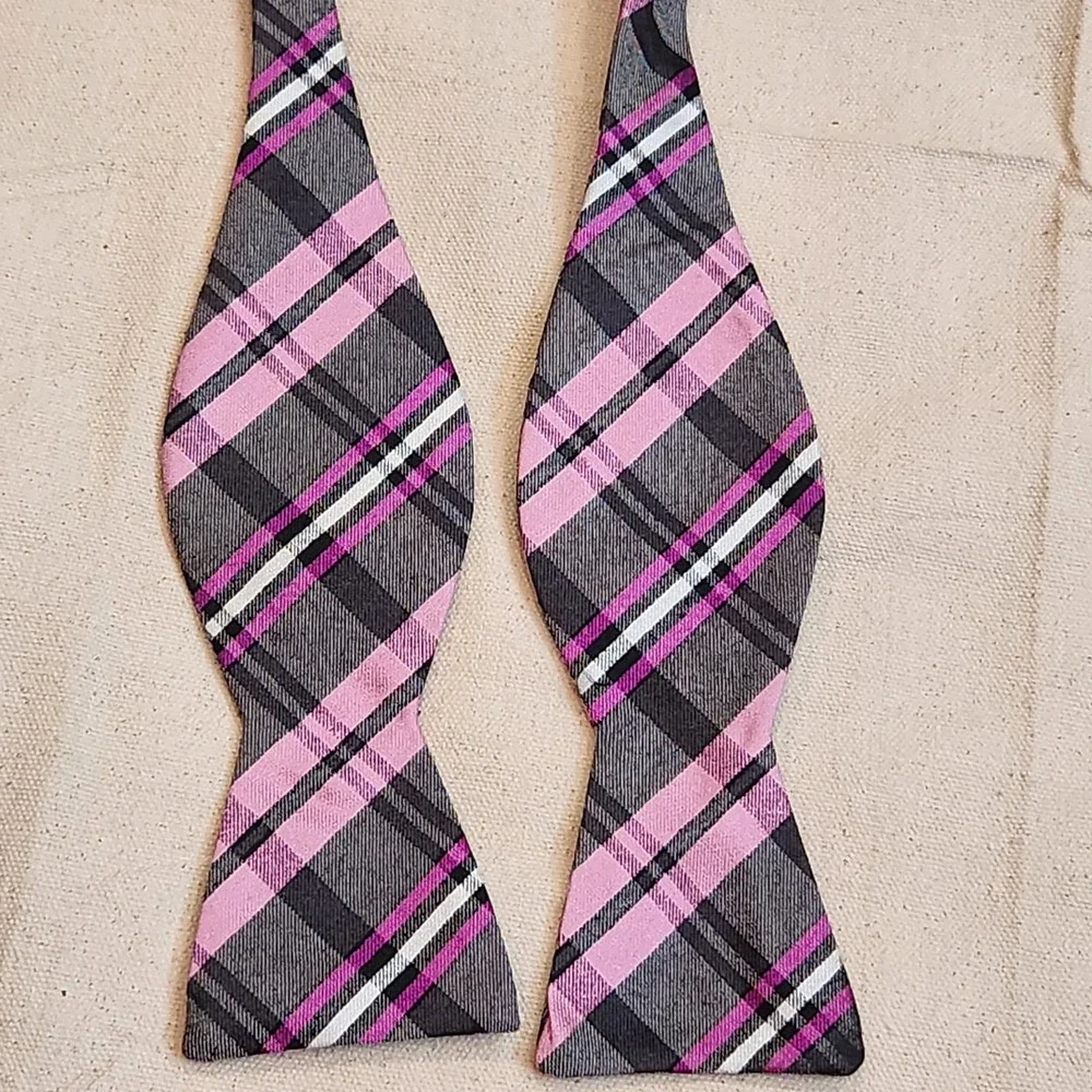 The Tie Bar Mens Silk Self-Tie Bow Tie Gray Pink Plaid Adjustable Tartan